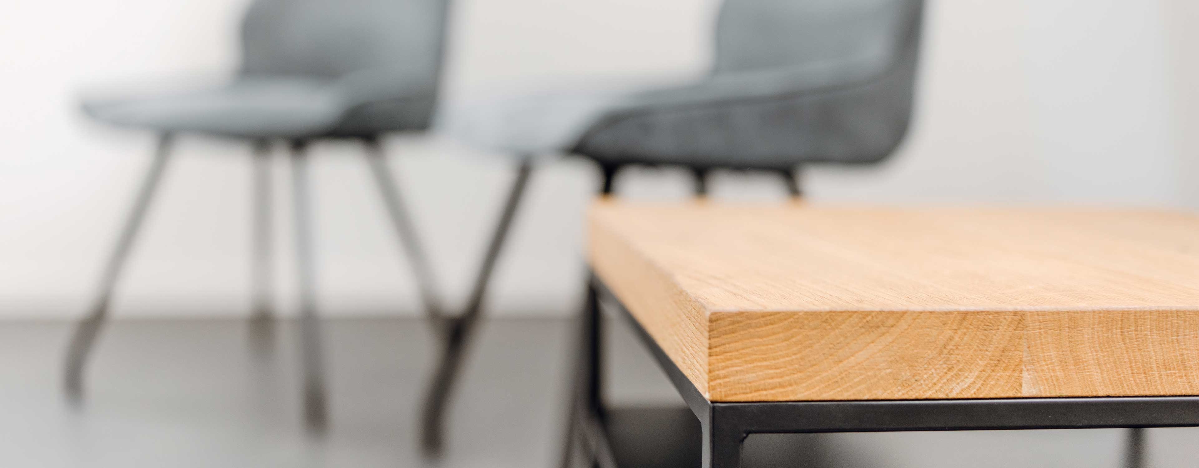 Tisch mit Stühlen Wartezimmer